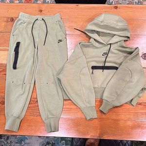 Nike sportswear tech fleece hoodie & sweatpants/joggers - sweatsuit. Size small
